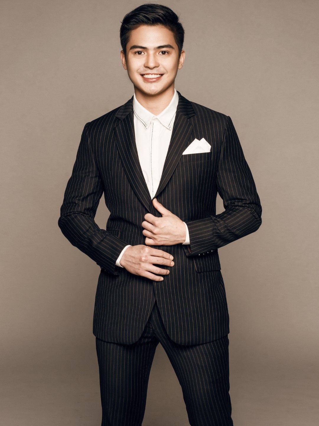 How to Choose the Perfect Suit Fabric: A Complete Guide